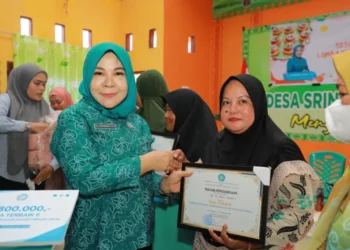 Sapa Warga Perbatasan, Rahmawati Tinjau 2 Desa di Sei Menggaris