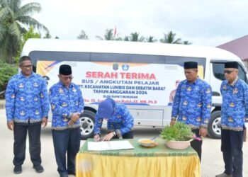 Bupati Laura Serahkan Bus Angkutan Pelajar di UPTD Kecamatan Sebatik