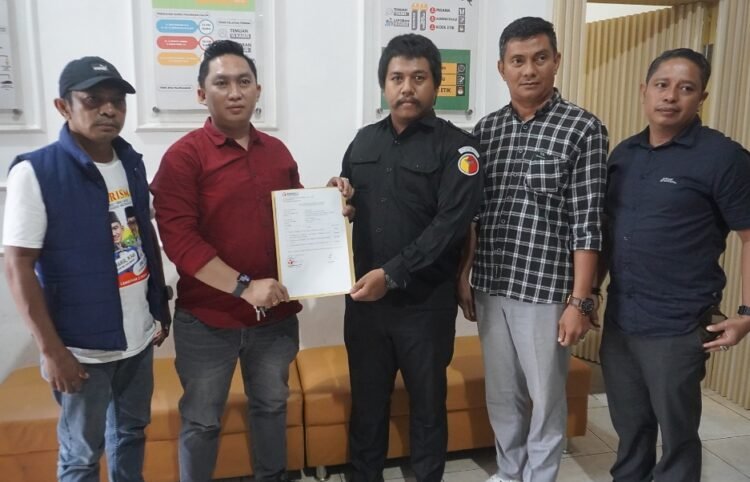 Diduga Sebar Konten Black Campaign, Relawan KHARISMA Laporkan 2 Pemilik Akun Sosmed ke Bawaslu