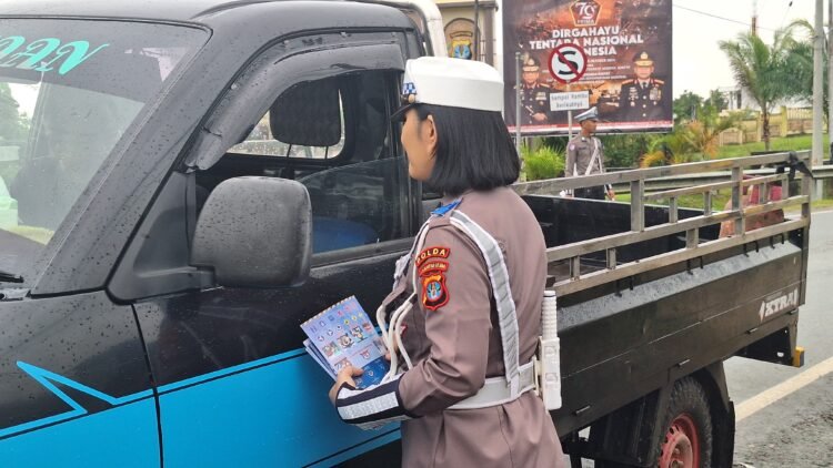 Personel Ditlantas Polda Kaltara membagian Leaflet Kepada Para Pengendara di Jalan Raya