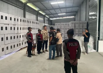 Pastikan Situasi Aman, Personil Ditsamapta Polda Kaltim Lakukan Sterilisasi Pengamanan Kantor KPU Balikpapan