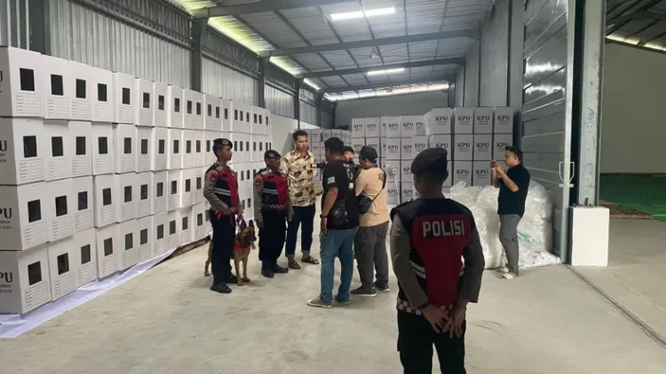 Pastikan Situasi Aman, Personil Ditsamapta Polda Kaltim Lakukan Sterilisasi Pengamanan Kantor KPU Balikpapan