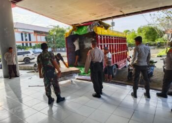 Personel OMP Kayan 2024 Melaksanakan Pengamanan dan Pengawalan Logistik Pilkada 2024 dari PPK ke Gudang KPU