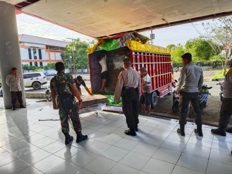 Personel OMP Kayan 2024 Melaksanakan Pengamanan dan Pengawalan Logistik Pilkada 2024 dari PPK ke Gudang KPU