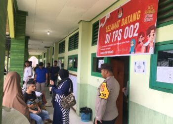 Personel OMP Kayan 2024 Polda Kaltara Melaksanakan Patroli di TPS – TPS Dalam Rangka Pilkada 2024 Yang Aman dan Damai