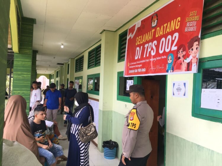 Personel OMP Kayan 2024 Polda Kaltara Melaksanakan Patroli di TPS – TPS Dalam Rangka Pilkada 2024 Yang Aman dan Damai