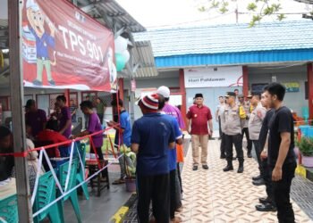 Wakapolda Kaltara Bersama Pamatwil Mabes Polri Melaksanakan Monitoring Tahap Pemungutan Suara Pilkada 2024 di Sejumlah TPS Kota Tarakan