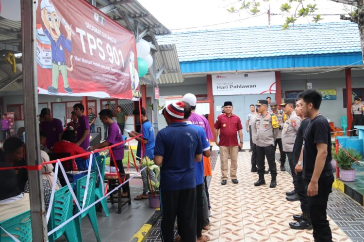 Wakapolda Kaltara Bersama Pamatwil Mabes Polri Melaksanakan Monitoring Tahap Pemungutan Suara Pilkada 2024 di Sejumlah TPS Kota Tarakan