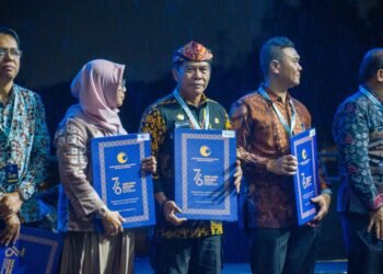 Gubernur Terima Penghargaan HAM