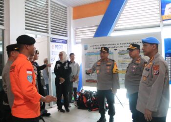 Kapolda Kaltara Pantau Pos Pelayanan Terpadu Operasi Lilin Kayan 2024 di Pelabuhan Tengkayu 1 Kota Tarakan