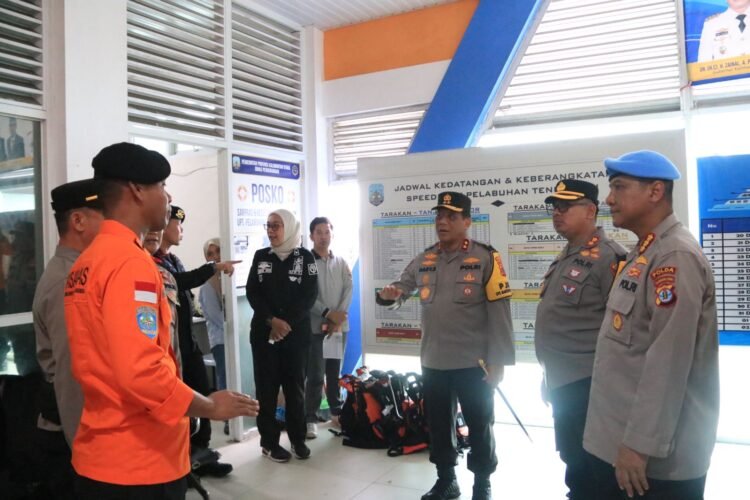 Kapolda Kaltara Pantau Pos Pelayanan Terpadu Operasi Lilin Kayan 2024 di Pelabuhan Tengkayu 1 Kota Tarakan