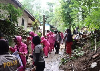 Hadir Ditengah Masyarakat, PolresTarakan Lakukan Kerja Bakti di Lokasi Tanah longsor