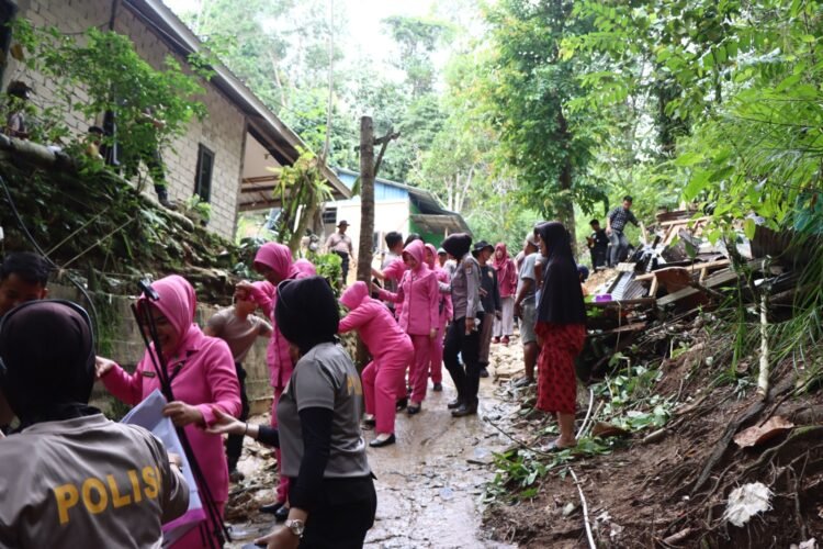 Hadir Ditengah Masyarakat, PolresTarakan Lakukan Kerja Bakti di Lokasi Tanah longsor