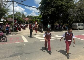 Beri Rasa Aman dan Nyaman, Personel Ditsamapta Polda Kaltara Bantu Anak Sekolah di SDN 020 Tanjung Selor Menyebrang Jalan