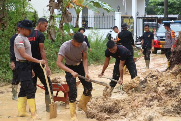 Respons Cepat Dansat Brimob Kaltara Hadapi Tanah Longsor yang Mengisolasi Warga di Kota Tarakan