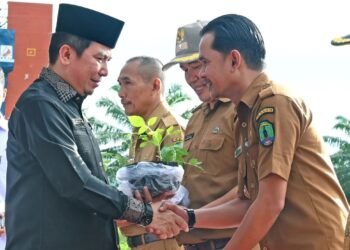 Menghadiri Upacara Peringatan Hari Desa Nasional Tahun 2025, Ketua DPRD Kaltara Turut Menyerahkan Bibit Tanaman Dan Alat Pertanian