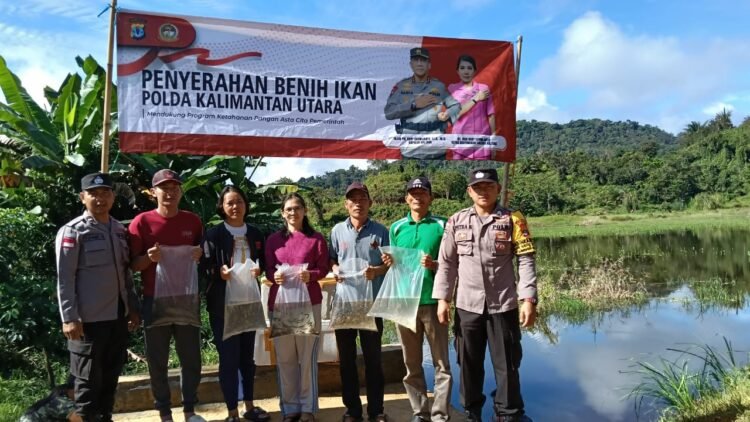 Kapolda Kaltara Penuhi Harapan Kelompok Tani, Salurkan Bantuan Benih Ikan Nila dan Lele di Desa Long Ampung dan Metulang