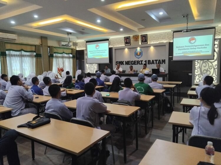 Ditnarkoba Polda Kepri Masuk SMKN I Batam Bersama JMSI Berikan Pencerahan ke Pelajar