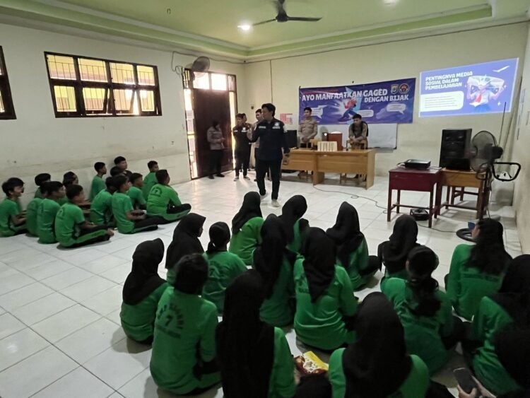 Kegiatan Sosialisasi Kehumasan Tentang Penggunaan Media Sosial Di Kalangan Pelajar SMP