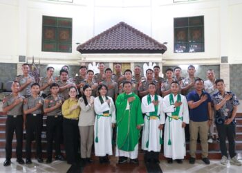 Personel Katolik Polda Kaltara Ambil Bagian Dalam Ibadah Rutin di Gereja Katedral Santa Maria Tanjung Selor