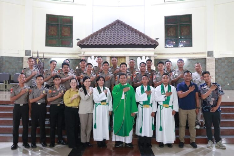 Personel Katolik Polda Kaltara Ambil Bagian Dalam Ibadah Rutin di Gereja Katedral Santa Maria Tanjung Selor