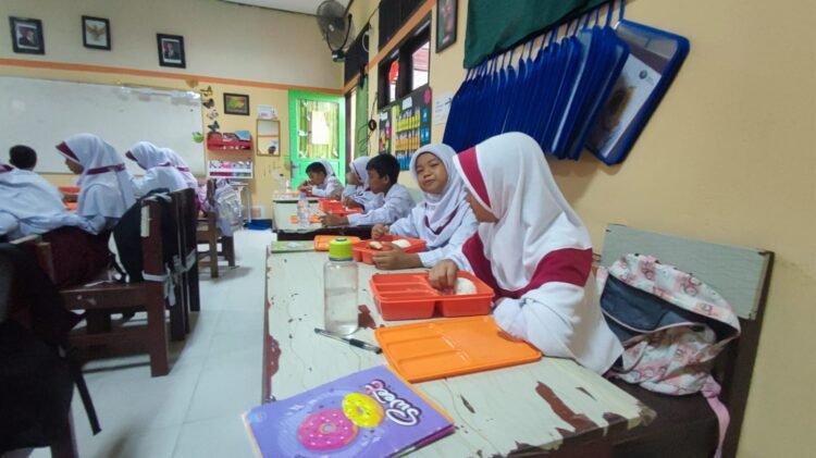 Perdana Pelaksanaan MBG di Tarakan, Murid Senang Menerimanya