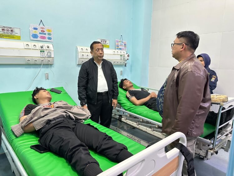 Kapolda Kaltara Jenguk Personel yang Menjadi Korban Pengeroyokan dalam Insiden Penyerangan