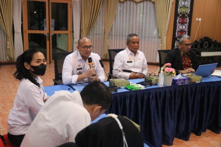 Alexander Palti Berikan Sosialisasi  Pengharmonisasian Secara Elektronik Pada Kanwil Kemenkum Kaltim