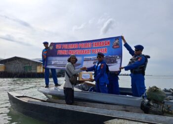 Satpolairud Polres Tarakan Peduli, Berbagi Sembako untuk Nelayan Tradisional
