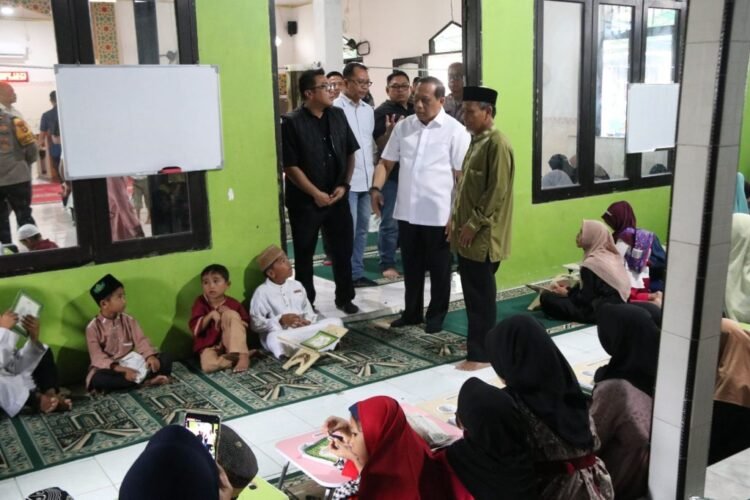 Takmir Masjid AL-MA’ARUF Selumit Pantai, Apresiasi Kepedulian Kapolda Kaltara Dalam Membentuk Karakter Anak – anak di Selumit Pantai