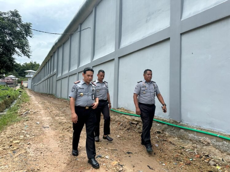 Tingkatkan Kewaspadaan, Kalapas Tarakan Lakukan Pengawasan Area Steril Luar Tembok
