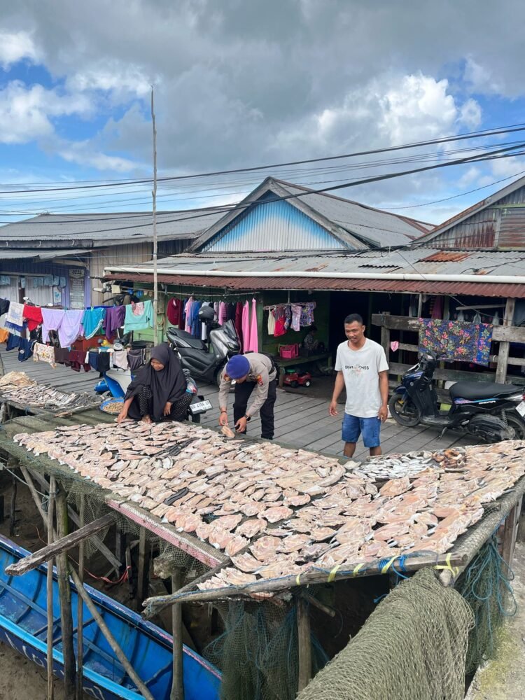Peduli UMKM Pesisir, Personel Sat Polairud Polres Tarakan Lakukan Pendampingan Industri Ikan Asin