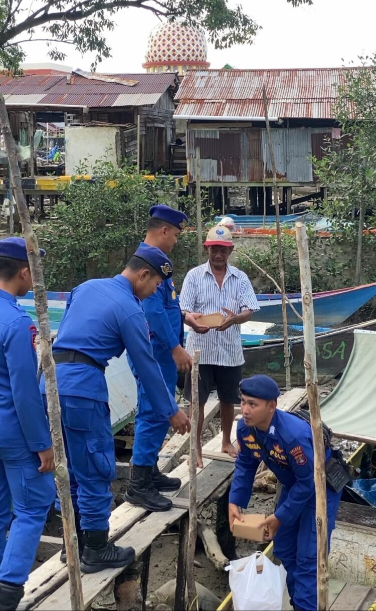 Pererat Silaturahmi, Satpolairud Polres Tarakan Berbagi Takjil ke Warga Pesisir