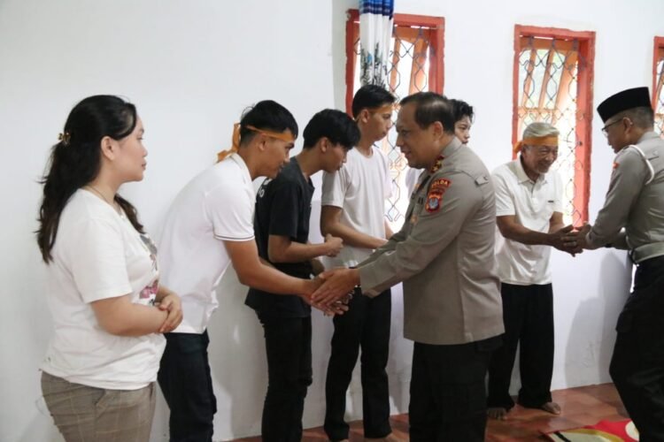 Kapolda Kaltara Bersama Jajaran Sambangi Kediaman Personel Berduka di Teluk Selimau
