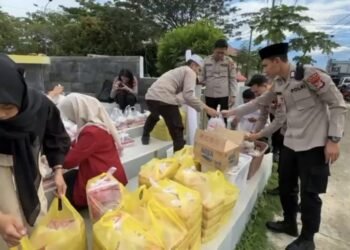 Berbagi Semangat Ramadhan, Polda Kaltara dan Mahasiswa Universitas Kaltara Bagikan Takjil Gratis di Jalan Sengkawit
