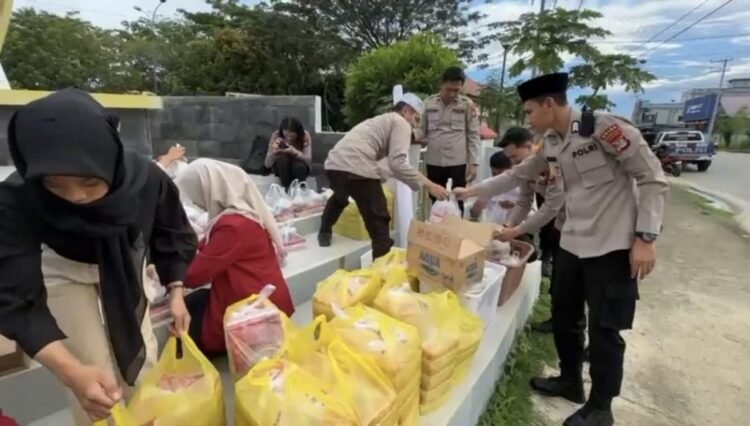Berbagi Semangat Ramadhan, Polda Kaltara dan Mahasiswa Universitas Kaltara Bagikan Takjil Gratis di Jalan Sengkawit