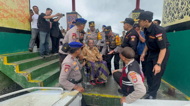 Kapolres Tarakan Bantu Pemudik di Pelabuhan Tengkayu I