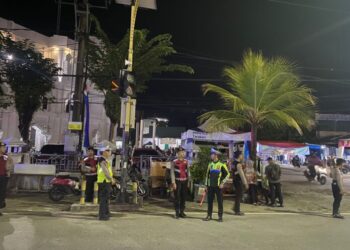 Personel Polres Tarakan Melaksanakan Pengamanan Ibadah Salat Tarawih Di Berbagai Masjid di Kota Tarakan