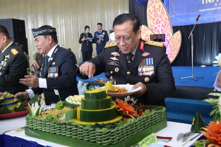 Kapolda Kaltara Berikan Kejutan Spesial di HUT ke-79 TNI Angkatan Udara di Lanud Anang Busra Tarakan
