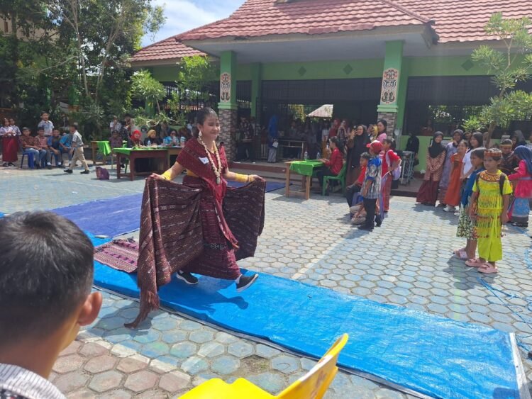 Hari Kartini,  SDN 02 Nunukan Gelar Lomba Fashion Show  Pakaian Daerah