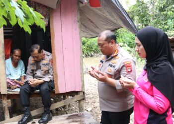 Hangatnya Momen Kapolda Kaltara Bersama Nenek Maimunah di Tengah Pemulihan Pascabanjir