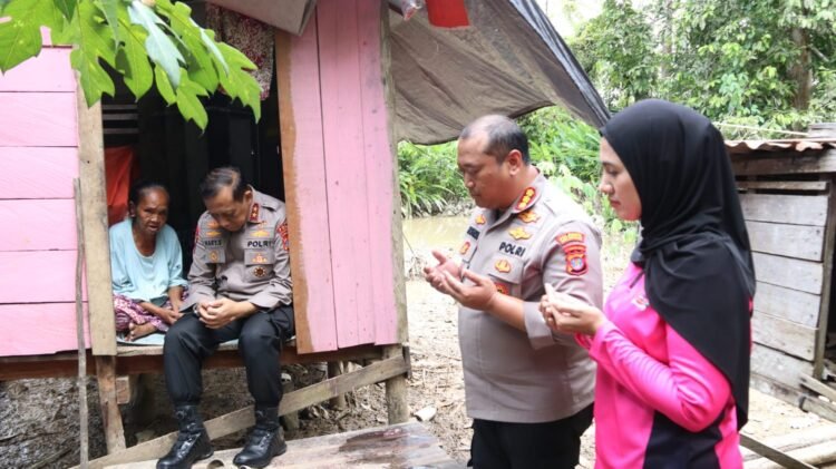 Hangatnya Momen Kapolda Kaltara Bersama Nenek Maimunah di Tengah Pemulihan Pascabanjir