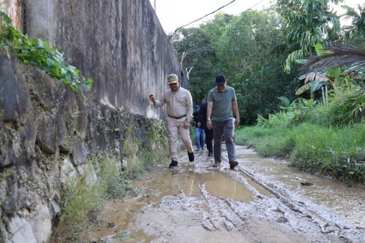 Khairul Tinjau Kondisi Jalan dan Sungai di Karang Anyar