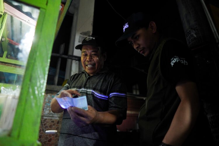 BI Kaltara Edukasi Ciri Keaslian Uang Rupiah dan Penggunaan QRIS Kepada Pedagang Kaki Lima