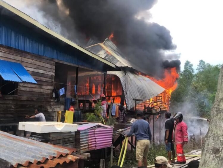 Respons Cepat Damkar Atasi Dua Kebakaran di Sebatik pada Hari yang Sama