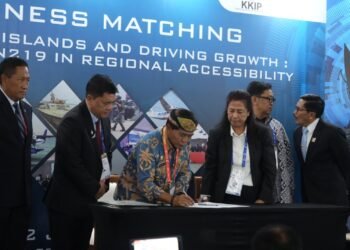 Gubernur Zainal Teken MoU dan LoI Pengembangan Pesawat N219 Amfibi