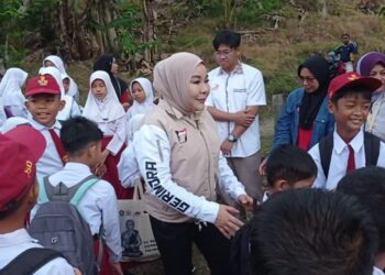 Apresiasi Perjuangan Anak PMI ke Sekolah, Rahmawati Beri Bantuan seragam dan perlengkapan sekolah