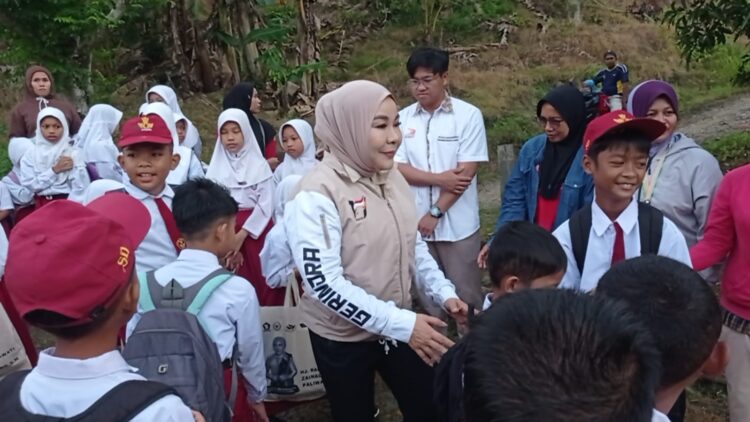 Apresiasi Perjuangan Anak PMI ke Sekolah, Rahmawati Beri Bantuan seragam dan perlengkapan sekolah