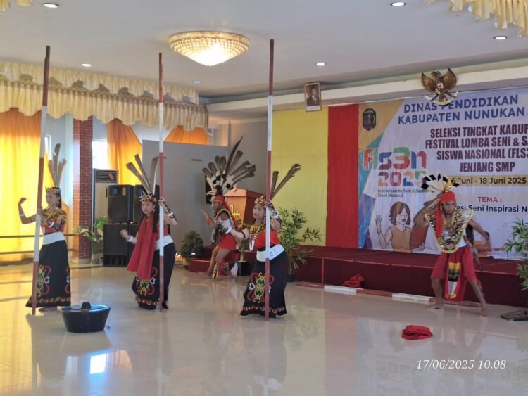 Tari Persembahan Khas Dayak Okolod Warnai Penampilan SMPN 1 Lumbis di FLS3N