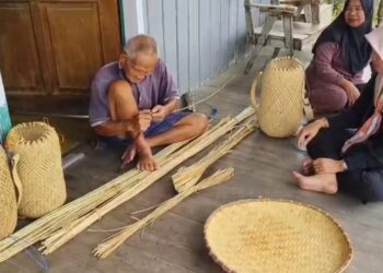 Para Lansia di Malinau Terus Melestarikan Kerajinan Anyaman Dari Rotan